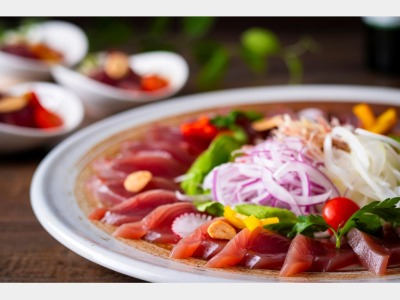 【6/12-8/31】オープニングメニュー_鰹の油洗いカルパッチョ風(イメージ)