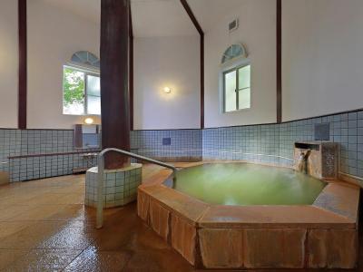 掛け流しの貸切風呂「桧の森」／八角堂風呂（別途有償）