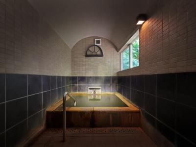 掛け流しの貸切風呂「桧の森」／かまくら風呂（別途有償）