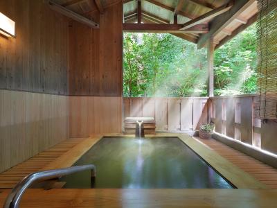 掛け流しの貸切風呂「桧の森」／ひのき露天風呂（別途有償）