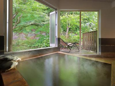 掛け流しの貸切風呂「桧の森」／森林浴風呂（別途有償）