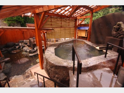 日本一大石くりぬき風呂「龍神の湯」