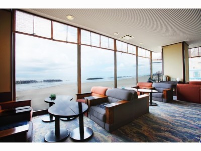 海が一望の１階ロビー