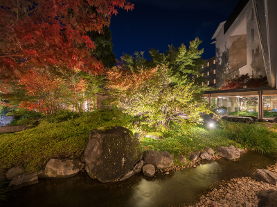 【庭園（秋）】10～11月にかけて、紅葉が見頃を迎えます。