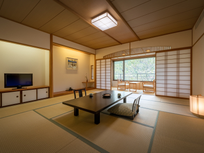 和室。数寄屋造りですべてのお部屋が摺上川に面し、窓を開けると川のせせらぎが気持良く聞こえてきます。