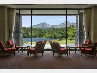 ラウンジから望む磐梯山と弥六沼