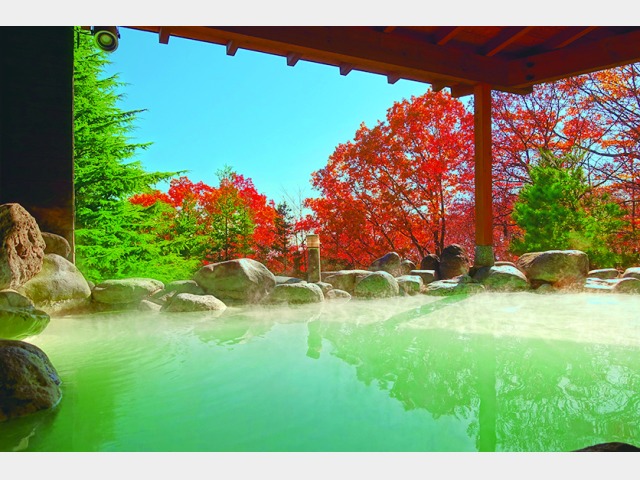 紅葉風景の露天風呂