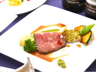 【夕食】メインの肉料理では、栃木県産和牛のローストビーフをお愉しみください