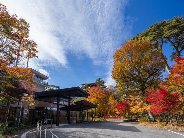 亀の井ホテル　塩原　ワンちゃんの宿 外観（秋）