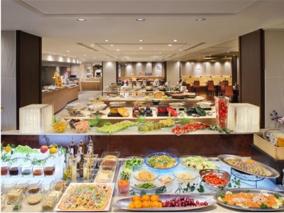 夕食　約100種類のバイキング