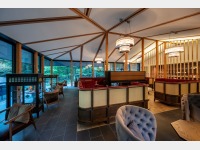 ���E���W