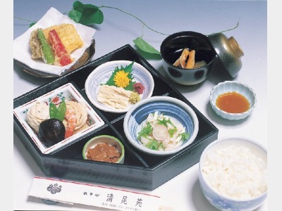 昼食一例（ゆば御膳）