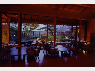 ラウンジ（樹あかり）