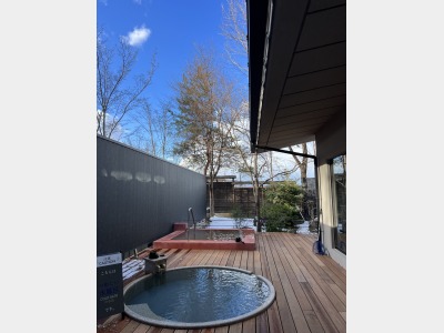 露天風呂「黄金の湯」とサウナ用水風呂