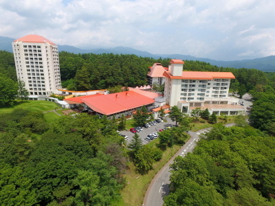 標高1200メートルの自然に広がる ホテルヴィレッジ外観