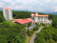 標高1200メートルの自然に広がる ホテルヴィレッジ外観