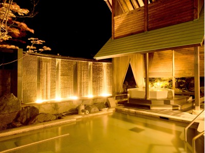 湯畑源泉を引く露天風呂「うたたねの湯」男性浴場