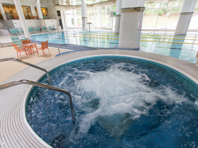 温水プール「テルメテルメ」内にあるホットタブ.