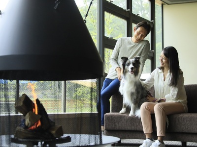 【ラウンジ】暖炉前でリラックス　※マナーウェア必須エリア