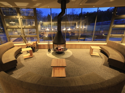 【ラウンジ】夜の景色もお楽しみください