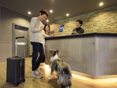 【フロント】ワンちゃんとチェックイン