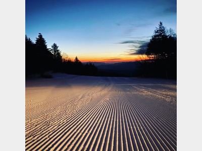 圧雪されたゲレンデ