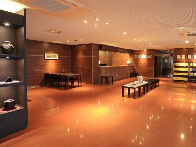 落ち着いた色あいのモダンな1Fロビー。Wi-Fiもご利用いただけます。