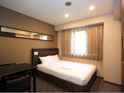 ダブルルーム　14.4㎡　シモンズベッド　清潔デュベスタイル　カップルや幼児1名なら添い寝も