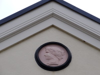 �V���{���̏��_