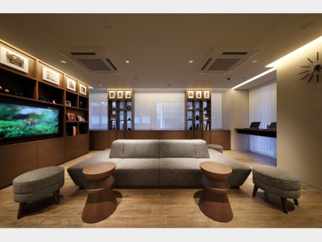 ���E���W