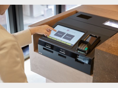 チェックイン機でお手続きも楽々、非接触で安心。お支払いはカードまたはモバイル決済がご利用可能です