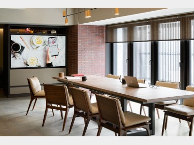 ＜コワーキングスペース＞コンセント付き大型机があるのでデスクワークも快適