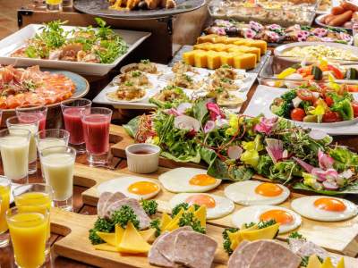 【朝食ビュッフェ】 焼きたての卵料理や蒸し料理、新鮮なサラダなど、食欲をそそる多彩なメニュー