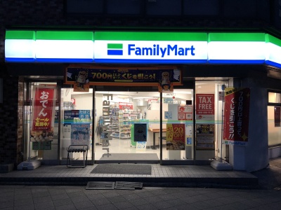 ファミリーマートさん  徒歩１分