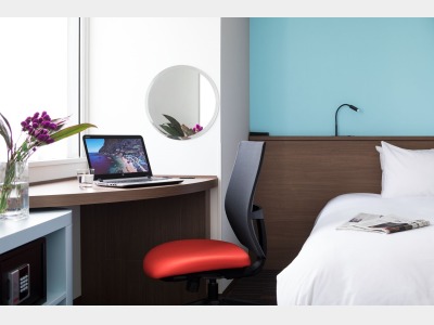 シンプル＆モダンの居心地の良い空間の客室