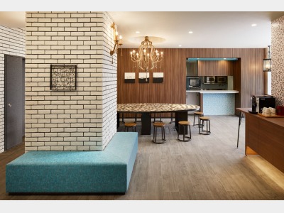 ＜ロビー＞シンプルモダン×歴史的意匠を取り入れたクラシカルな雰囲気の空間がみなさまをお迎えいたします