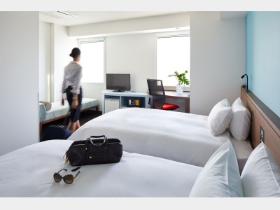 広々としたツインのお部屋には快適なチェアも備えており、ビジネス利用にも最適です