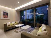 ���E���W