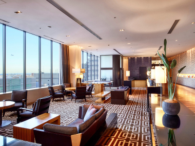 ロビー｜大きな窓から光が差し込む、開放的なロビーでおくつろぎください。