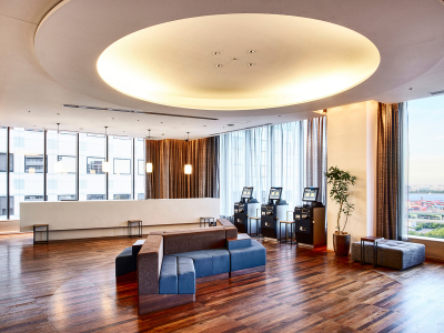 フロント｜やすらぎと都会的なデザインが融合した空間で、お客様をお迎えします。