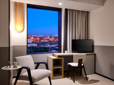 客室からの眺望（夜景）※一例イメージ｜夜景が輝く窓辺で、都会の夜をゆっくりとお過ごしいただけます。