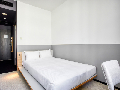 エディションダブル｜グレーと白を基調とした、モダンかつ落ちつきのある客室です。