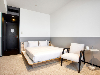 エディションクイーンダブル｜グレーと白を基調とした、モダンかつ落ちつきのある客室です。