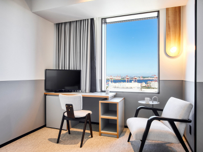 エディションクイーンダブル｜クイーンサイズベッドのほか、デスクや一人がけソファがあります。