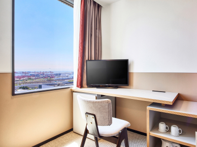 ロフトベッド｜デスクとチェアも備わっており、機能的で使い勝手のよい客室です。