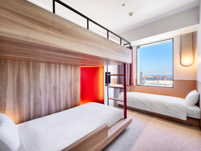 ロフトベッド（ソファベッド付）｜ソファをベッドとして利用し、最大3名様の宿泊が可能です。