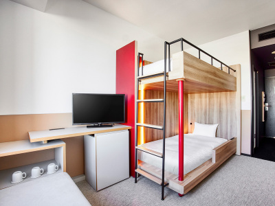 ロフトベッド（ソファベッド付）｜2段ベッドとソファを備えた機能的な客室です。