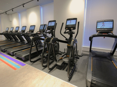 周辺施設紹介｜充実した高品質のトレーニングマシンやフィットネス施設のご利用をお楽しみください。※有料