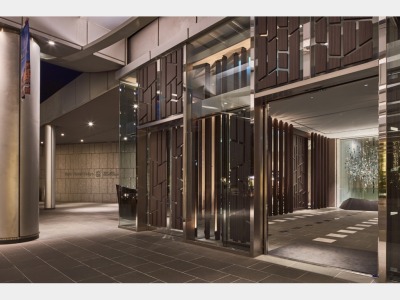 正面玄関 南エントランス