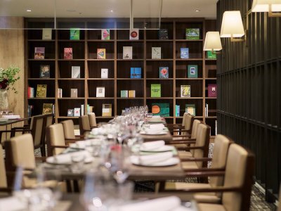 【ザ ダイニング】ライブラリーホテルならではの“物語がそっと隣にある”オールデイダイニング